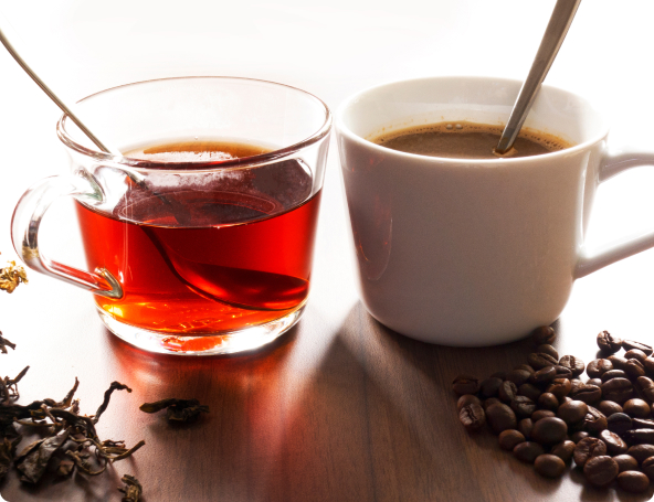 una tazza di tè e una tazza di caffè
