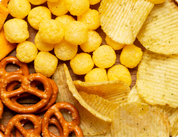 snack da aperitivo, tipo palline di mais, bretzel e patatine