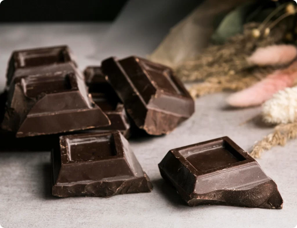primo piano di cubetti di cioccolato